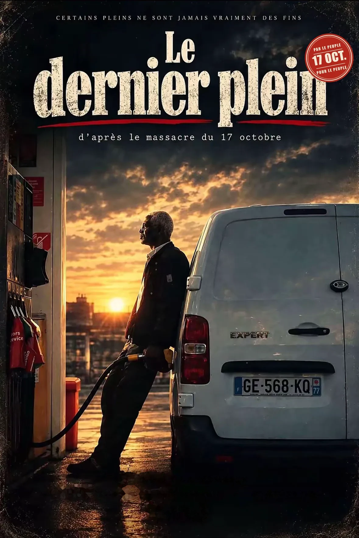 Affiche « Le dernier plein » : un homme adossé à sa camionnette fait le plein au coucher du soleil.